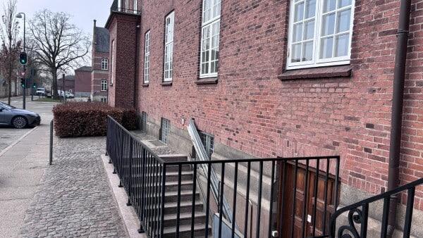 Fik lyndom og flere års fængsel: Så stak 26-årig af fra byretten gennem vindue