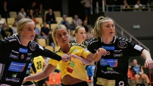 Celine Elkjær Holst i nærkamp med to forsvarsspillere fra Vendsyssel. Foto: Charlotte Adsbøl.