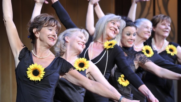 Dejlige Og Modne Kalenderpiger På Svendborg Teater”Calendar Girls ...