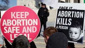 Debatten om abort er igen blusset op i USA. Det resulterer i demonstranter på gaden - og tusindvis af dem. Men befolkningen i landet er splittet, og demonstranter går derfor på gaden fra begge lejre. Foto: Jim Young/Reuters/Ritzau Scanpix