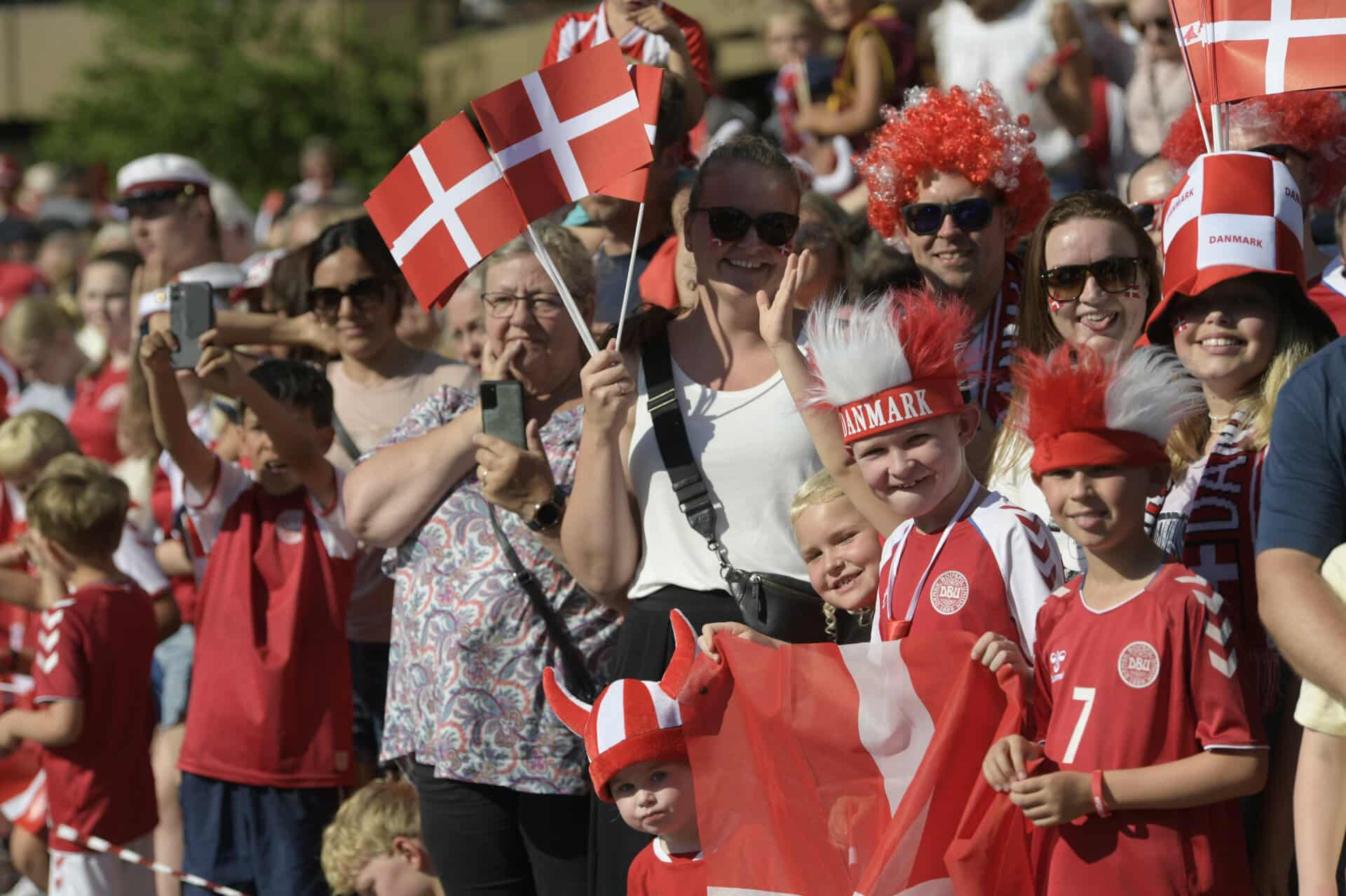 Fans Bød Landsholdet Velkommen Hjem Med Nationalsang Og Flag ...