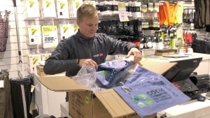 Kristian Duedahl fra Sport24 er ved at gøre de nye muleposer klar til salg. Privatfoto