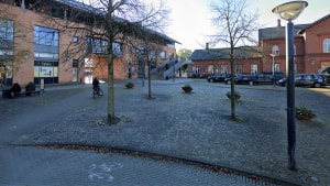 Den unge kvinde blev natten til 1. januar fundet nøgen på Banegårdspladsen ved Viborg Station. Foto: Google.