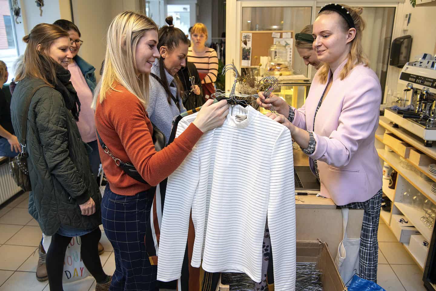 24-årig har succes med tøjbyttedage: giver man noget til fællesskabet og får noget igen | hsfo.dk
