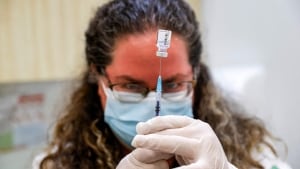 En nyere variant af coronavirus er ved at sprede sig herhjemme, og eksperter mener, at den vil være den dominerende i hele Europa, når vi når slutningen af august. Men hvordan skiller den sig egentlig ud fra alpha-varianten, som vi efterhånden er godt bekendt med? Foto: Jack Guez/AFP/Ritzau Scanpix