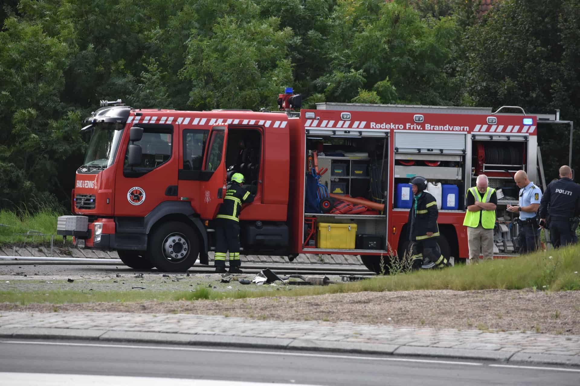 Kvinde Død Og Mand I Kritisk Tilstand Efter Voldsom Færdselsulykke Bil Fløj Henover Rundkørsel 