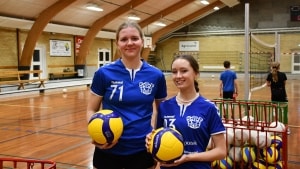 Volleyspillere Marie Kristensen (tv.) og Marie Boe Andersen (th.) fra Skelhøje-Frederiks KFUM er udtaget til U17-landsholdet. Foto: Thomas Mielcke