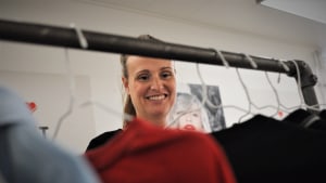 Genbrugskonsulent Sarah Schytte Hassing river gerne i tøjstativerne, når der skal nyt i garderoben. KFUM's Sociale Arbejde har netop åbnet 