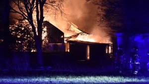 Natten til tirsdag nedbrændte en lade i Bylderup-Bov. I sidste uge var det en halmlade tæt ved Tinglev, der nedbrændte. Foto: Presse-fotos.dk