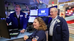 Smil over hele linjen på børsen i New York i fredags. Men opturen på aktiemarkedet siden oktober ser ikke ud til at fortsætte, advarer eksperter. Foto: Andrew Kelly/Reuters/Ritzau Scanpix