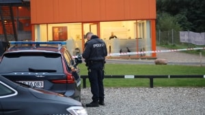 Politiet var talstærkt til stede ved Campus Living på Åparken i Kolding mandag morgen 20. september. Det viste sig senere, at det skyldtes en anmeldelse om voldtægt. Foto: Lotte Højstrøm