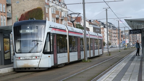 Superhurtige betjente rykkede ud efter alarm om bevæbnede mænd i letbanen