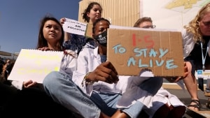 Aktivister kræver handling af toppolitikerne til klimamødet i Sharm El Sheikh i disse dage. Men det er virksomhederne, der handler på den grønne omstilling, skriver Jens Bertelsen. Foto: Mohamed Abd El Ghany/Reuters/Ritzau Scanpix