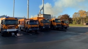 Der kommer ikke længere så meget røg fra branden hos Kronospan - Novopan i Pindstrup. Men branden betyder, at spånpladefabrikken har måttet lukke for produktionen. Foto Anders Tilsted