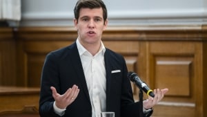 Morten Dahlin (V) mener, det er ekstremt positivt, at antallet af børn, hvis forældre er på kontanthjælp, er halveret. Han mener dog ikke, at det alene kan tilskrives den økonomiske vækst. (Foto: Martin Sylvest/Ritzau Scanpix 2021)