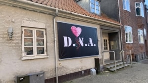 DNA ligger i Prinsessegade, og her har flere naboer klaget over støj fra natklubben. DNA håber, at indkøbet og monteringen af nye lydtætte døre bliver løsningen på problemet. Foto: Henrik Juel Skovrider