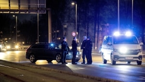 Et skyderi i sidste uge foran Vollsmose Torv fik politiet til at foretage aktioner fem steder i Odense - blandt andet her ved krydset Ejbygade og Munkerisvej, hvor en flugtbil var efterladt halvt inde på letbanesporet. Arkivfoto: Birgitte Carol Heiberg