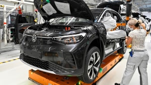 VW's seneste våben mod Tesla og andre elbil-rivaler er denne model ID.4, der samles på fabrikken i tyske Zwickau. Den fås i øvrigt med anhængertræk. Foto: Matthias Rietschel/Reuters/Ritzau Scanpix