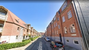 Det var her i Valdemarsgade i Vejle, politi og brandfolk var på opgave torsdag aften. Foto: Google Street View