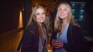 Amalie Eisenhardt (til venstre) og Marie Olivia Gjerløff har glædet sig mere end almindelig meget - både til at komme i byen i det hele taget, og til at komme ind på det nye sted, DNA. Foto: Peter Friis Autzen