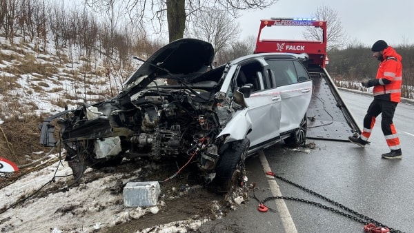 Efter voldsom ulykke: Her bliver ødelagt bil hevet op af grøften