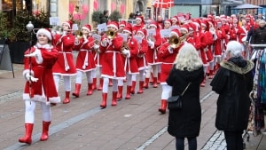 Det er populært, når Helsingør Pigegarde, forklædt som Helsingør nissegarde, går gennem byen. Foto: Lars Johannessen