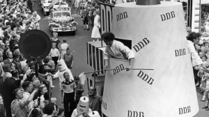 Mange mennesker fulgte optoget fra begge sider af gaden, da Børnehjælpsdagen havde 50 års jubilæum i 1954 (arkivnummer B56734). Foto: Oskar Jensen