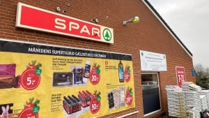 Starup har i dag et Spar Supermarked, der også er postbutik og har selskab af en Go On tankstation og en plads til aflevering af Ikea-varer. Det er alt sammen i fare, mener parret bag Spar-butikkerne. Foto: Michael Mogensen