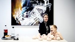 Lene Kirk ejer Kirk Gallery i Aalborg. Det er den britiske kunstner Ian Francis, der har malet kunstværket bag hende. Foto: Birgitte Carol Heiberg