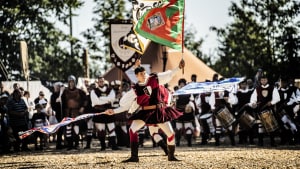 Flagkasterne fra Wittenberg har meldt afbud til årets Hertug Hans Festival. Her optræder en italiensk flagkaster på en middelalderfestival i 2019. Arkivfoto: Michael Svenningsen