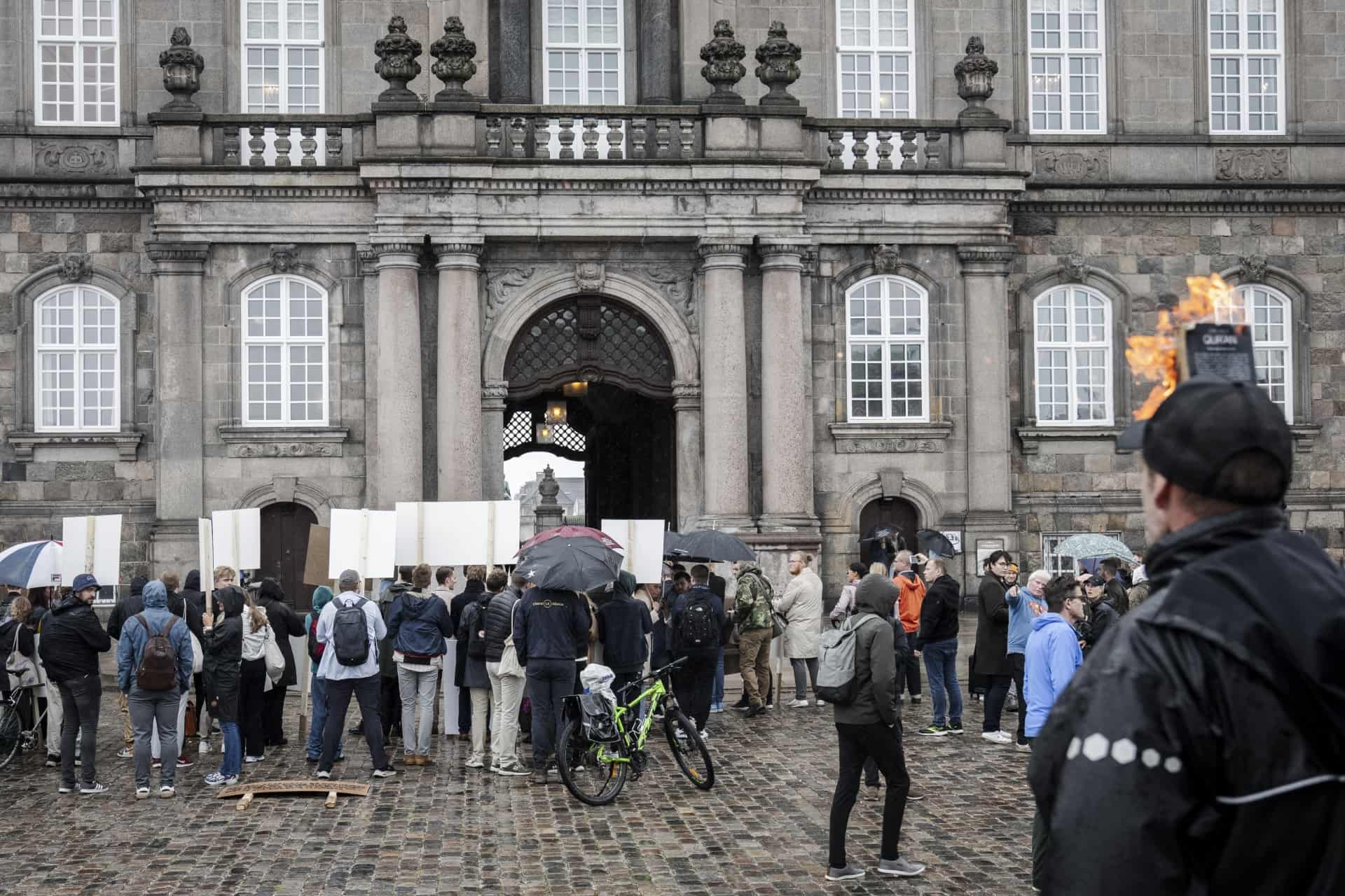 Koranafbrændinger Skal Være Forbudt Og Det Skulle Det Have Været For Længst Af Hensyn Til De 