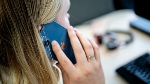 Det blev dyre lærepenge for 27-årige Emma, der i september sidste år blev udsat for telefonsvindel og overtalt til at overføre alle pengene på kontoen. Her, otte måneder efter, er hun fortsat meget psykisk påvirket af oplevelsen. Foto: Morten Pape, JFM. 
