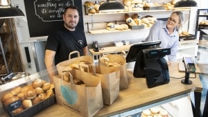 App'en Too Good To Go har i dag over 37 millioner brugere, der blandt andet kan købe en pose brød her hos bageren i Ejby på Fyn. Uden app'en ville brødet blive kasseret efter lukketid. Arkivfoto: Peter Leth-Larsen