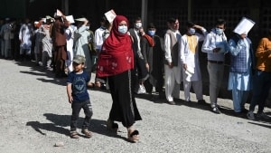 I Kabul i Afghanistan står folk i lange køer foran paskontoret. Talebans fremmarch skaber nye flygtningestrømme, som måske rammer Europa på et tidspunkt. Hvordan bør Danmark og EU forholde sig til det? Det spørger vi Folketingets partier om. Foto: Sajjad Hussain/Ritzau Scanpix