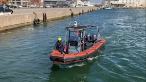 Østjyllands Brandvæsen har fået en ny redningsbåd. Den nye båd højner sikkerheden og beredskabet på havnen. Foto: Jakob Langkilde