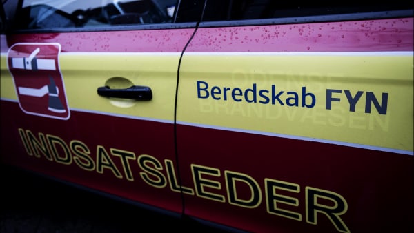 Voldsomt uheld ved landevejskryds: Bil totalsmadret