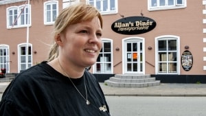 Maja Rotvig foran virksomheden Allan's Dinér, som hun i halvandet år har været medejer af. Foto: Morten Nielsen