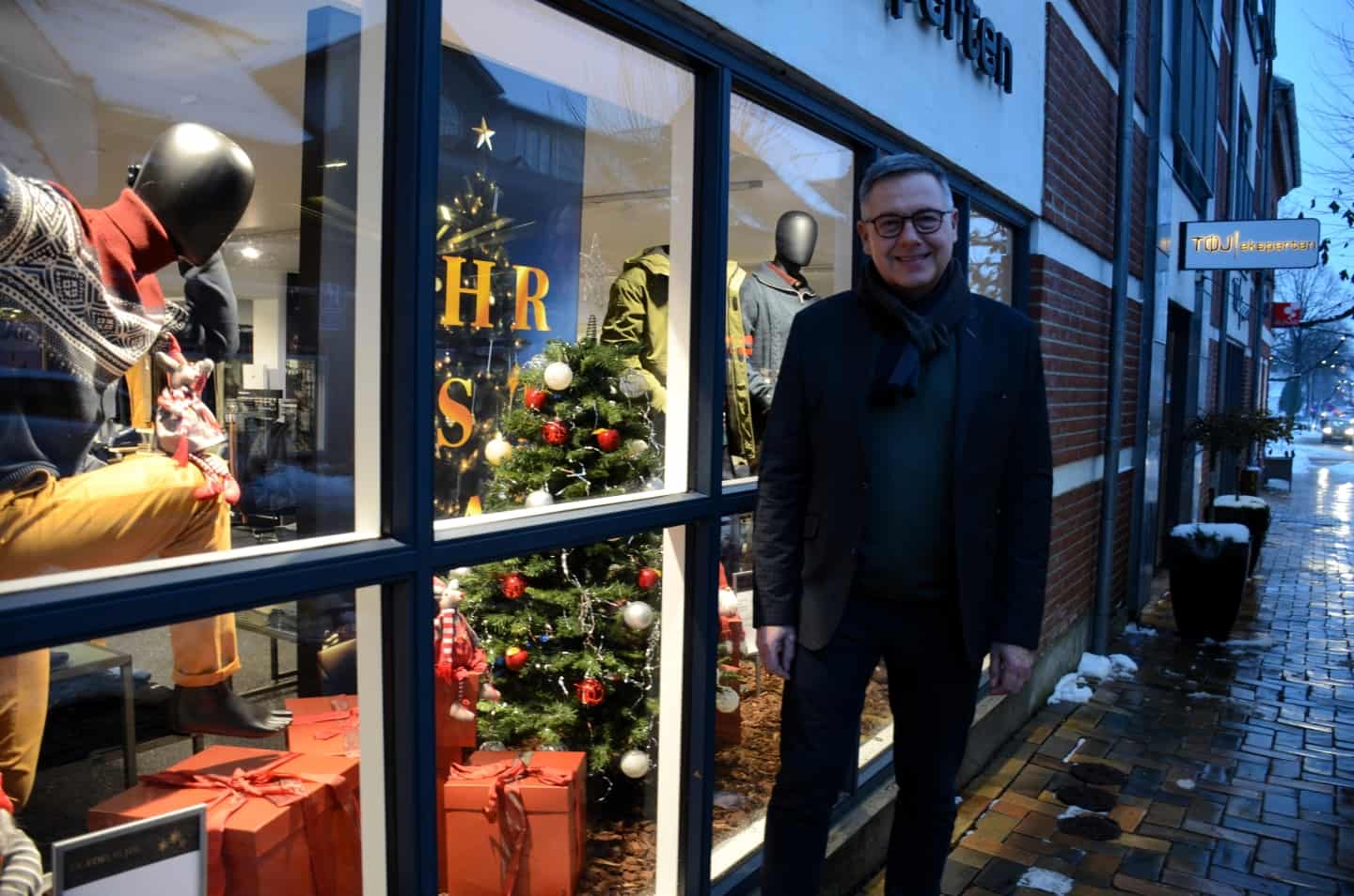 Gamle Nisser Og Lys I Vinduerne: Sådan Pynter Butikkerne Op Til Jul ...