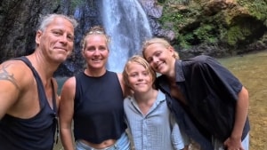 Fra venstre Ronni Alsted, Louise Nyander og drengene Magne og Frederik har sejlet deres katamaran, Halldis, fra havnen i Haderslev ned over Europa til Gran Canaria og over Atlanterhavet til det caribiske hav.  Privatfoto