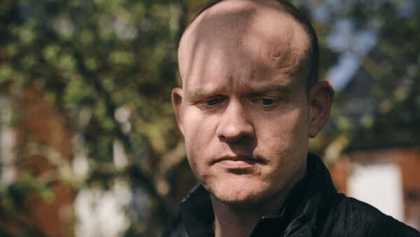 Vild video - bil brager igennem plankeværk: Pludselig tager tre store mænd flugten fra Claus have