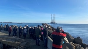 Flere var mødt op på molen ved Stena Lina for at se boreriggen Maersk Interceptor forlade Grenaa Havn. Foto: Anders Tilsted