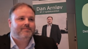 Efter at spidskandidaturet var sikret, kunne Dan Arnløvs kampagneleder, Christian Fuhlendorf, folde reklamebanneret ud. Foto: Kaare Johansen