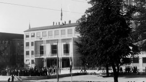 Dannebrog hejses for første gang over byens nye rådhus i forbindelse med indvielsen i 1941. Fotograf Hans Bloch, Aarhus Stadsarkiv.