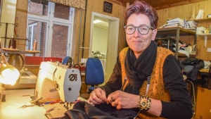 Annette Kristensen har i 20 år stået bag disken - og symaskinen - i Sy- & Stofcentret på Vesterbrogade. Foto: Peter Friis Autzen