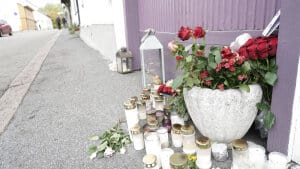 Der afholdes søndag mindegudstjeneste til minde om de fem personer, der blev dræbt i den norske by Kongsberg onsdag. Flere steder i byen er der lagt blomster allerede. Foto: Terje Pedersen/Ritzau Scanpix