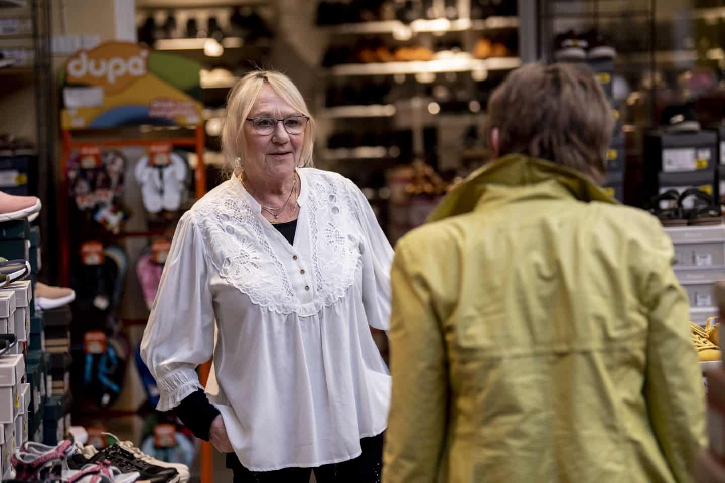 I skobutik kan de sælge 400 par på en dag: - Jeg er en gammel kone, men jeg bliver ved | dbrs.dk