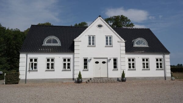 Gårdejendom til salg for 32 millioner: Rummer 137 hektar jord og næsten 8000 kvadratmeter bygninger