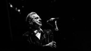 Dave Gahan sang ikke helt skarpt de første par numre i Parken, men det fik han i den grad rådet bod på senere i koncerten. Foto: Simon Staun