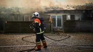 Op mod 50 brandfolk var i aktion ved branden i feriecenter Hvide Sande. Foto: Mikkel Jezequel