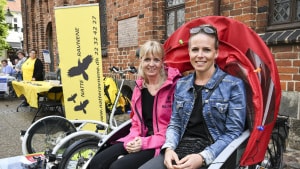 Kommunen var repræsenteret på de frivilliges vegne af Mia Kjob (til venstre) og Mette Birkmose, som gerne ville have endnu flere cykelpiloter til at være chauffører for ældre og handicappede. Foto: Annelene Petersen